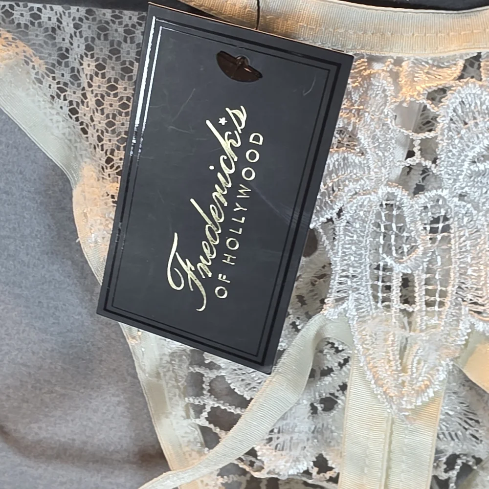 Frederick's of Hollywood Cream Lace Panty Thong Size MEDIUM NWT